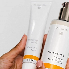 Делай раз: бережное очищение кожи молочком для лица Dr. Hauschka
